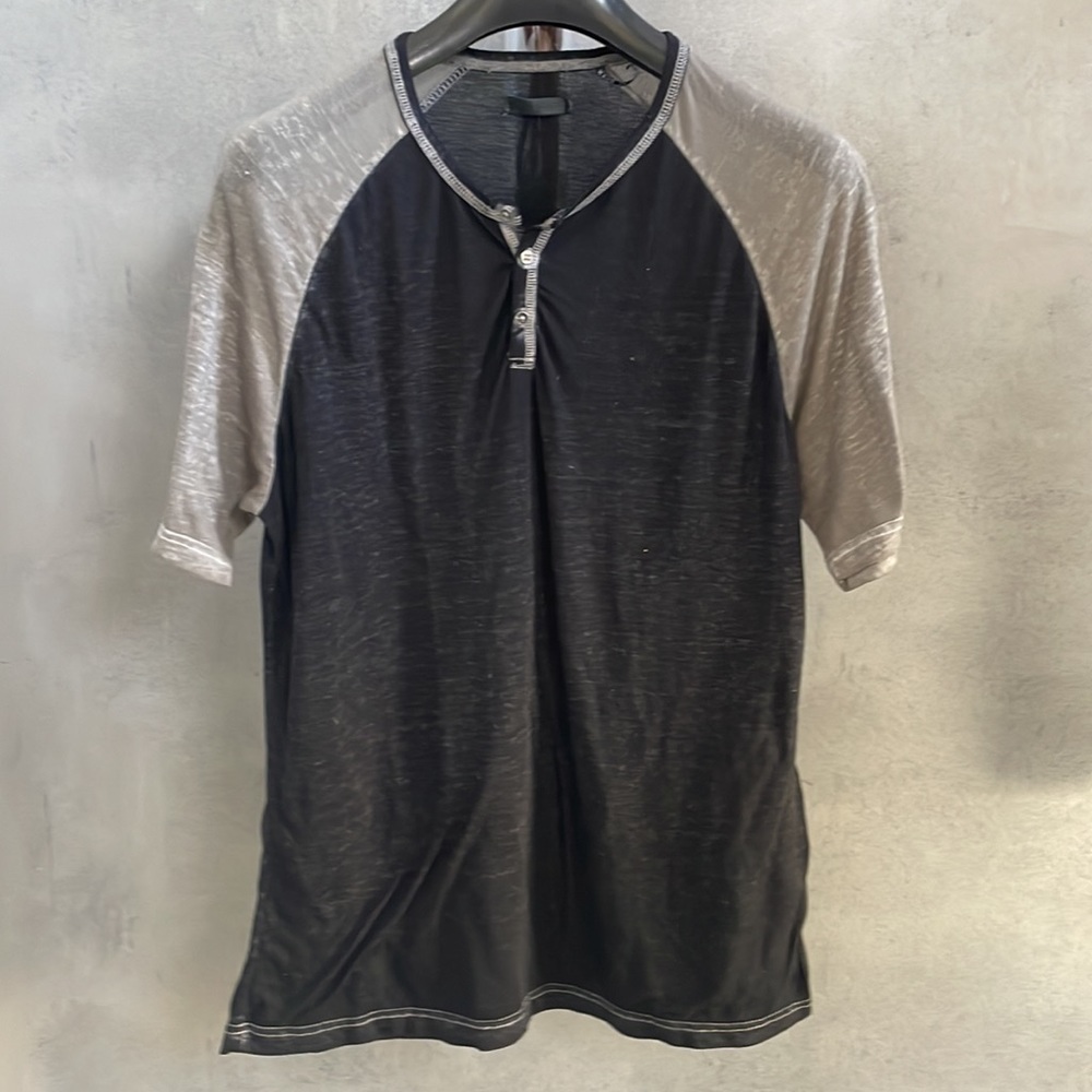 Men’s short sleeve henley, size L